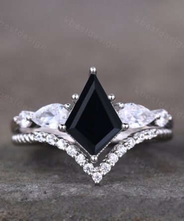 Vintage kite cut black onyx engagement ring set unique pear shaped moissanite wedding rings for women art deco bridal wedding ring set