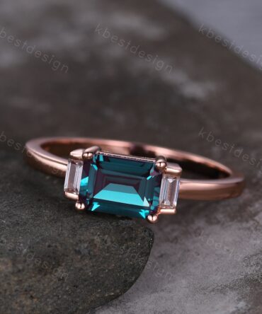 Vintage Emerald Cut East West Alexandrite Ring Rose Gold Alexandrite Engagement Ring Baguette Moissanite Ring for Women Anniversary Gifts